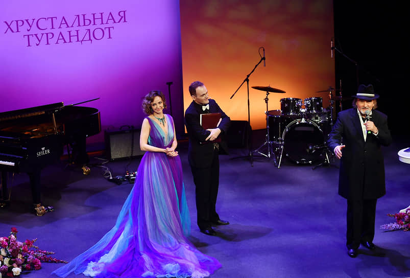 Слева направо: ведущие церемонии Валерия Ланская и Александр Бабик, президент театральной премии «Хрустальная Турандот», продюсер и режиссер Борис Беленький 