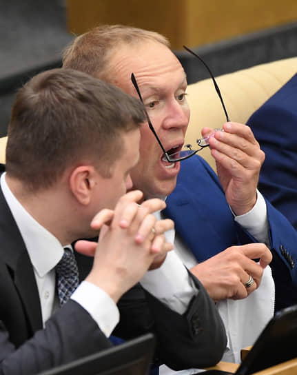 Глава комитета по региональной политике и местному самоуправлению Алексей Диденко (слева) и первый заместитель председателя комитета по безопасности и противодействию коррупции Андрей Луговой