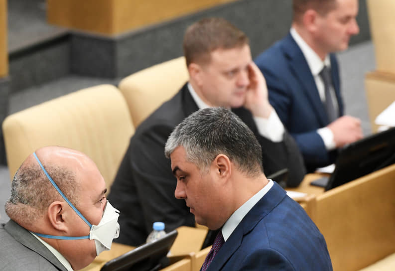 Первый заместитель председателя комитета по государственному строительству и законодательству Юрий Напсо (слева) и заместитель председателя комитета России по бюджету и налогам Каплан Панеш