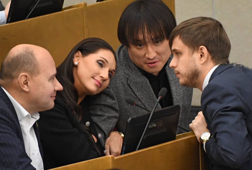 Зампредседателя комитета по развитию гражданского общества Олег Леонов (слева), член комитета по международным делам Роза Чемерис и глава комитета по туризму Сангаджи Тарбаев (второй справа)