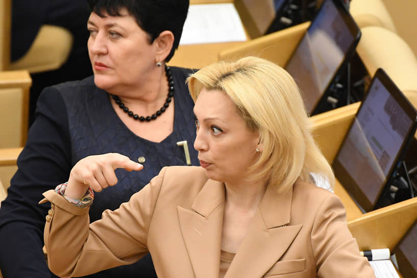 Депутат Ольга Германова (слева) и председатель комитета по развитию гражданского общества, вопросам общественных и религиозных объединений Ольга Тимофеева