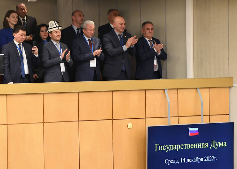 Делегаты международной конференции «Роль взаимодействия фракций политических партий и блоков в межпарламентском сотрудничестве стран СНГ» на заседании Госдумы