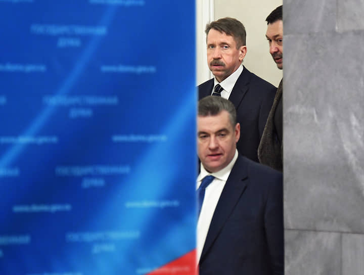 Слева направо: председатель ЛДПР, председатель комитета по международным делам Леонид Слуцкий, член ЛДПР Виктор Бут и исполнительный директор международного информационного агентства «Россия Сегодня» Кирилл Вышинский
