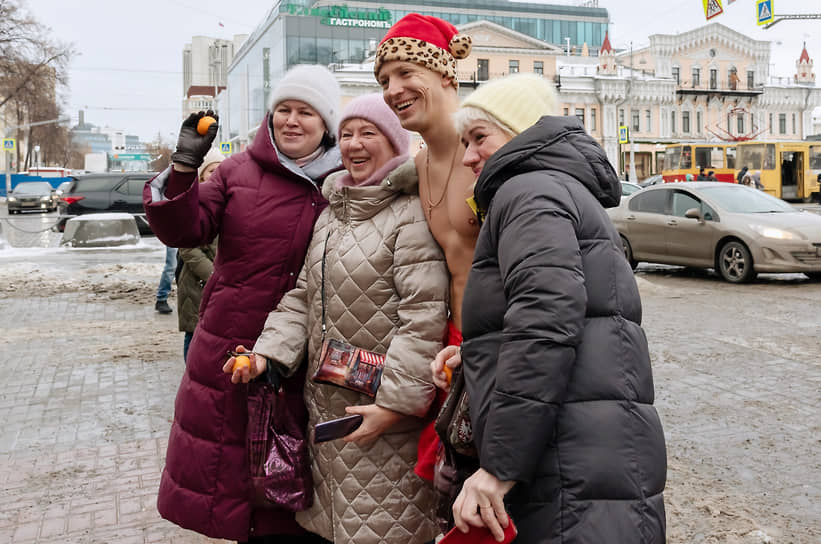 Участник забега фотографируется с прохожими 