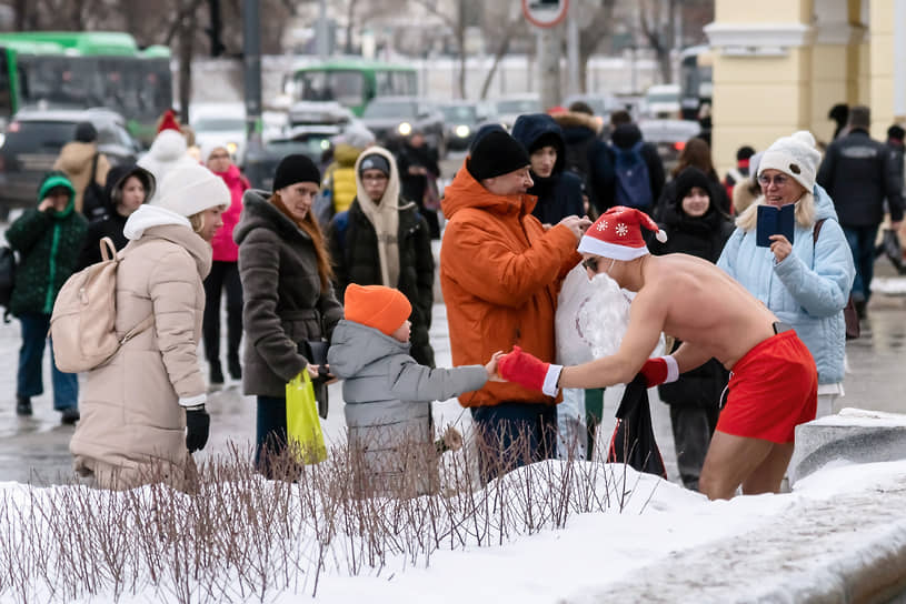 Мужчины-спортсмены должны были надеть красные шорты и колпаки, девушки — голубые юбки и белые футболки 