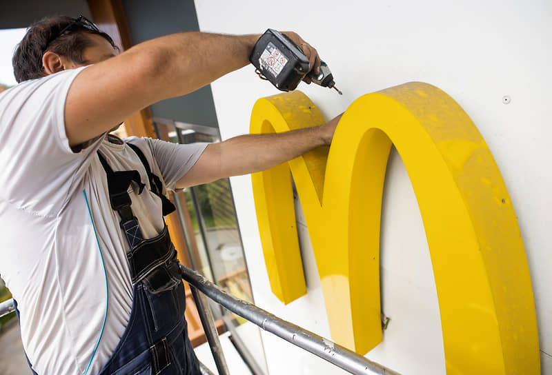 McDonald's покинул рынок после 32 лет работы в России. Эксперты оценивали его потери в $1,4 млрд