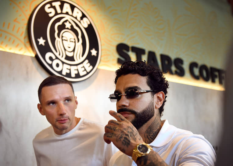Новые владельцы переименовали сеть в Stars Coffee и надели на русалок на логотипах кокошники На фото: владельцы Stars Coffee ресторатор Антон Пинский (слева) и рэпер Тимати