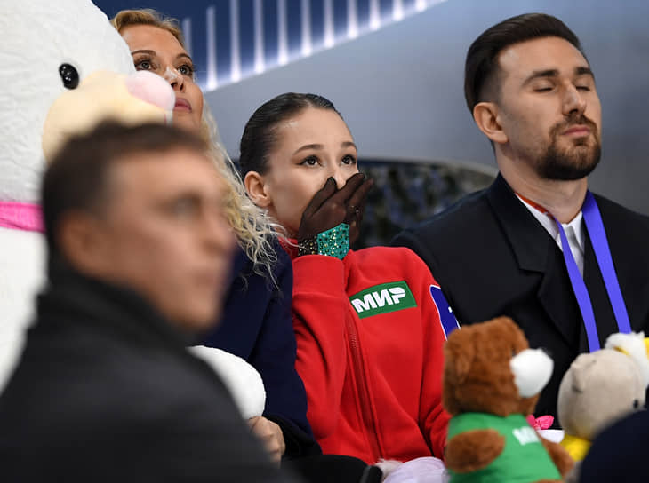 Справа налево: хореограф Даниил Глейхенгауз, фигуристка Софья Акатьева и тренер по фигурному катанию Этери Тутберидзе 