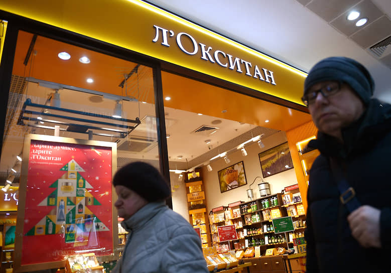 В мае в торговых центрах появились вывески «Л'Окситан» на кириллице. Но владельцы косметической марки во Франции остались недовольны и настаивали на радикальном переименовании. Вскоре «Л'Окситан» превратится в SoBeautiful