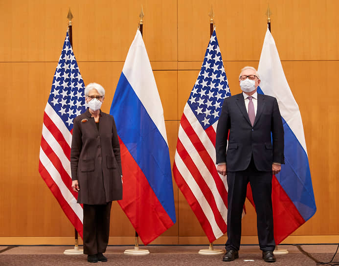 Заместитель госсекретаря США Венди Шерман и замглавы МИД России Сергей Рябков, 10 января 2022 года  