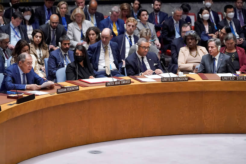 Госсекретарь США Энтони Блинкен (справа) и госсекретарь Великобритании Джеймс Клеверли (второй справа)  на заседании Совета Безопасности ООН по ситуации на Украине слушают доклад главы МИД РФ Сергея Лаврова (слева), 22 сентября 2022 года  