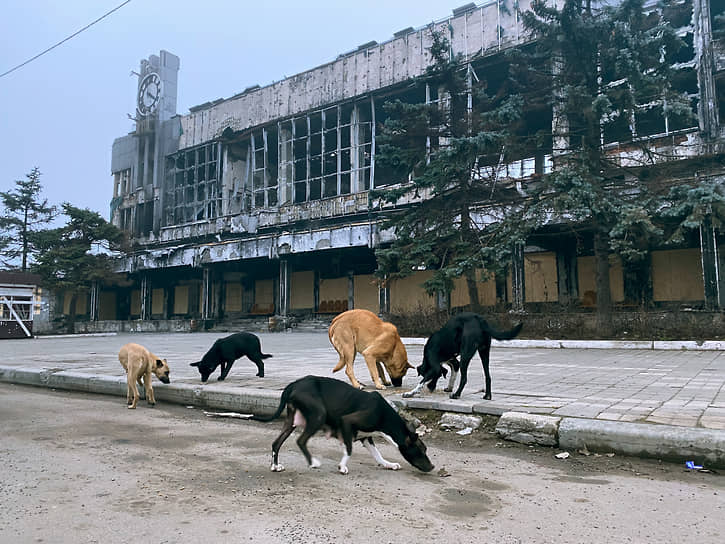 Разрушенное здание железнодорожного вокзала Мариуполя 