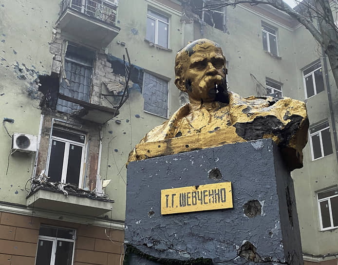 Бюст украинского поэта Тараса Шевченко во дворе жилого дома в Мариуполе 