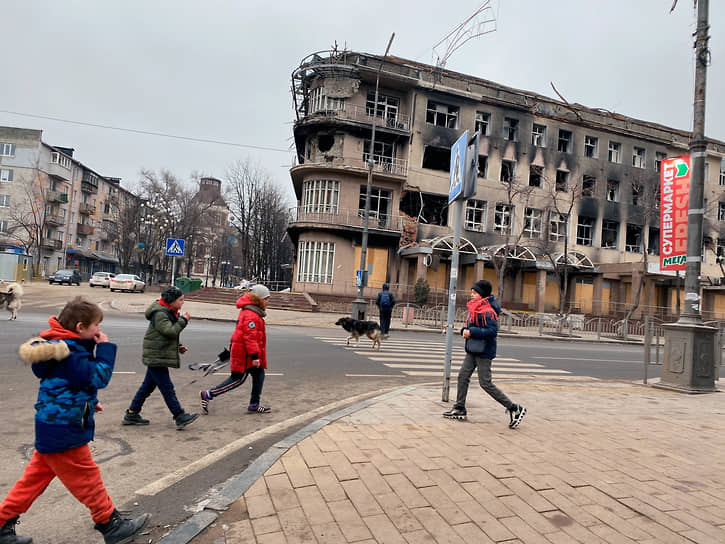 Дети гуляют на проспекте Мира в Мариуполе 