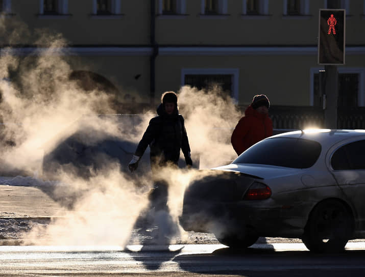 Автомобиль и люди на улице  