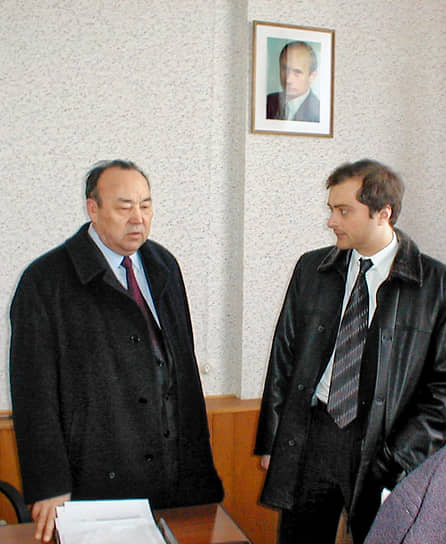 В 2004 году в России были отменены прямые выборы глав регионов. Однако Муртаза Рахимов в 2006 году был утвержден на новый пятилетний срок по представлению президента РФ Владимира Путина На фото: президент Башкирии Муртаза Рахимов (слева) и первый замглавы администрации президента РФ Владислав Сурков, 2002 год