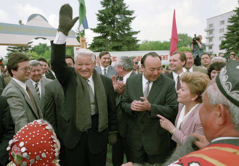 В отличие от Татарстана, который в 1992 году отказался подписывать Федеративный договор, добиваясь особого статуса в отношениях с федеральным центром, Башкирия этот документ одобрила На фото: Муртаза Рахимов с президентом России Борисом Ельциным и его супругой Наиной