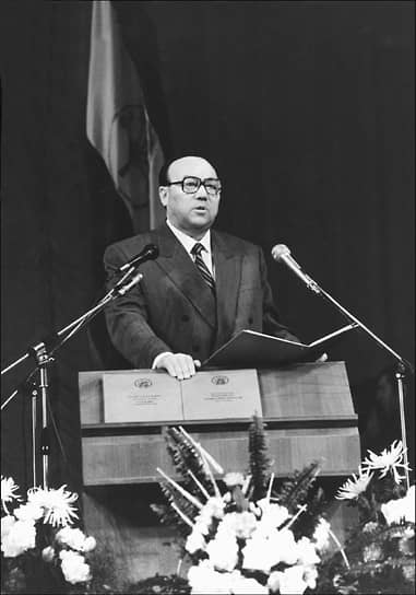 «Меньше пить надо, больше работать» 4 марта 1990 года был избран председателем Верховного совета Башкирии. Занимал этот пост до 1993 года. В этот период (в октябре 1990-го) была принята Декларация о государственном суверенитете Башкирской АССР