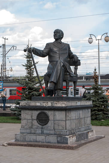 В 1999 году на привокзальной площади Сергиева Посада (Московская область) появился памятник Савве Мамонтову (на фото). Во второй половине XIX века предприниматель построил две железные дороги — между Москвой и Архангельском и каменноугольную в Донецке. Сергиев Посад — промежуточная станция на пути между Москвой и Архангельском. Еще один памятник предпринимателю стоит на привокзальной площади Ярославля. Город находится на том же маршруте 