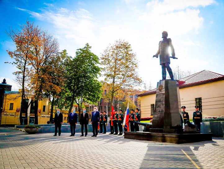 В октябре 2020 года в Санкт-Петербурге открыли памятник производителю литой стали и стальных орудийных стволов Павлу Обухову. В мае 1863 года он вместе с партнерами основал Обуховский завод. Предприятие работает почти 160 лет. На нем произвели первые отечественные серийные танки, гусеничный трактор и авиационный мотор  