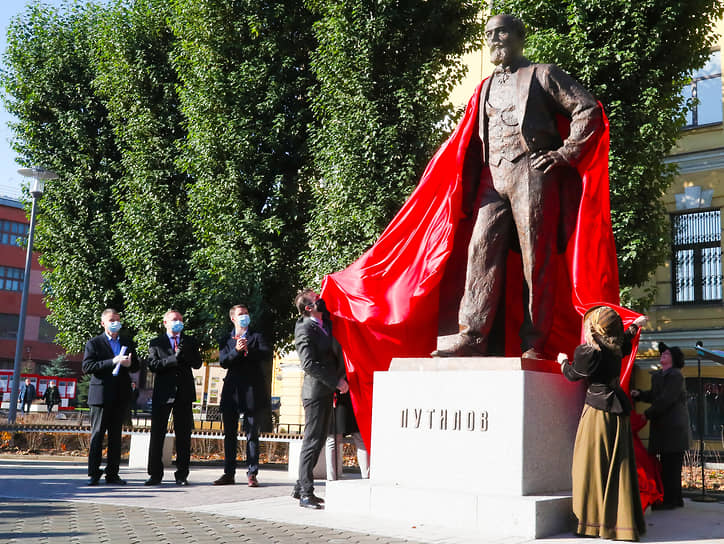 В октябре 2020 года в Санкт-Петербурге возле проходной Кировского завода открыли памятник Николаю Путилову. В 1868 году он выкупил разорившийся завод и превратил его в одно из самых известных металлургических предприятий России — Путиловский завод (ныне — Кировский). Благодаря его продукции закупки стальных орудий за рубежом сократились в четыре раза. За годы работы Николай Путилов разработал методы соединения стали и чугуна, штамповки артиллерийских снарядов и многие другие. Предприниматель похоронен рядом с заводом, как и просил в своем завещании 