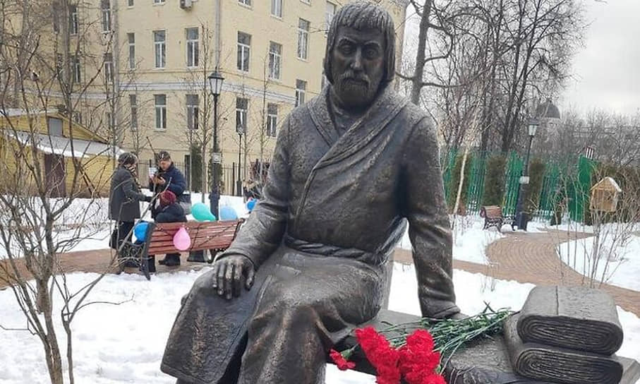 В феврале 2020 года в Москве в Большом Предтеченском переулке открыли памятник Василию Прохорову. В 1799 году он основал Трехгорную мануфактуру, которая специализировалась на ситце с набивным рисунком. Около 200 лет предприятие работало на одном месте, в 2008 году было переведено в Ярославскую область, а в 2020 году прекратило свое существование 
