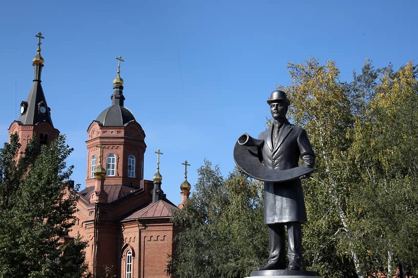 В сентябре 2021 года в Кургане открыли памятник основателю местного чугуно-меднолитейного механического завода Сергею Балакшину. Предприятие заработало в августе 1900 года и изначально выпускало оборудование для маслодельных артелей. Позже завод занялся водяными турбинами по проектам самого Балакшина. Они ценились и в России, и за рубежом — получили гран-при на Всемирной выставке по применению электричества в Марселе и второй приз на Всемирной промышленной выставке в Стокгольме 