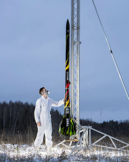 Художник Никита Реплянский рядом с одноступенчатой ракетой Nebo 25, 2021 год 