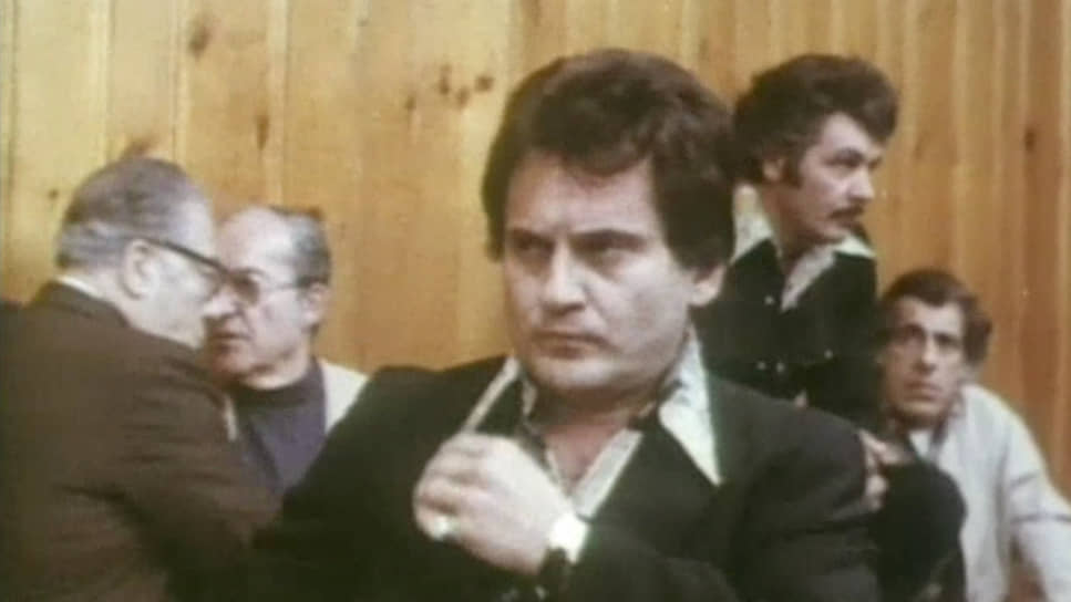 Дебют на большом экране состоялся лишь в 1976 году, когда Пеши было 33 года. В низкобюджетной криминальной драме «Коллекционер смертей» (кадр на фото) он сыграл коррумпированного полицейского. Роль открыла Пеши дорогу в Голливуд — его работой были впечатлены Мартин Скорсезе и Роберт Де Ниро, которые пригласили начинающего актера сняться в фильме «Бешеный бык» (1980)