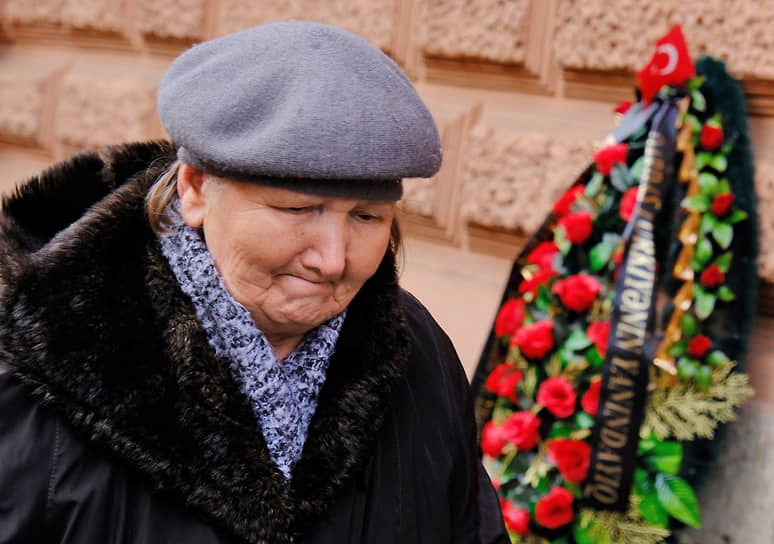 Санкт-Петербург, Россия. Женщина у консульства Турции, куда люди несут цветы в память о жертвах землетрясения 