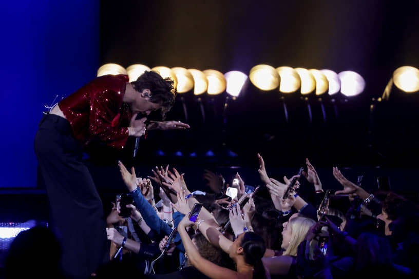 Певец Гарри Стайлз выступает перед гостями Brit Awards