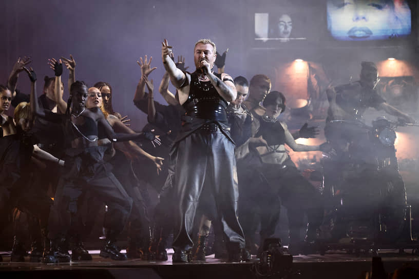 Певец Сэм Смит во время выступления на Brit Awards