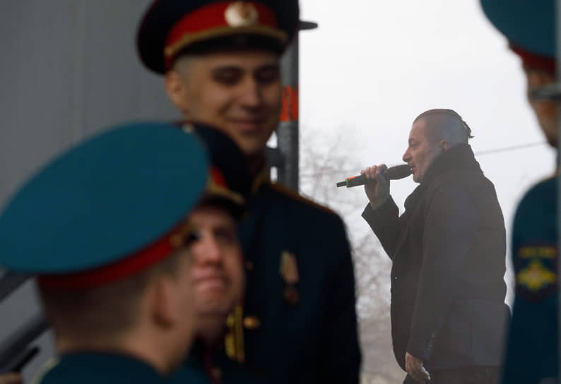 «С этого все и началось. Когда через суд он пытался запретить мне исполнять композиции "Агаты Кристи", это была попытка убрать конкурента. Администрация его группы сыграла на смазанных алкоголем амбициях Глеба. Ему напели, и он решил, что только он и есть "Агата Кристи", остальные так, подмастерья. Я видел это желание сделать правопреемницей "Агаты Кристи" группу "The Matrixx". Это смешно, учитывая, что и группу "The Matrixx", по сути, создал я», — рассказывал Вадим Самойлов На фото: Вадим Самойлов на митинге-концерт в поддержку добровольцев, осуществляющих сбор гуманитарной помощи для жителей Донбасса
