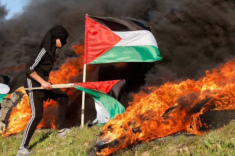 Сектор Газа. Палестинец во время столкновений с израильскими войсками 