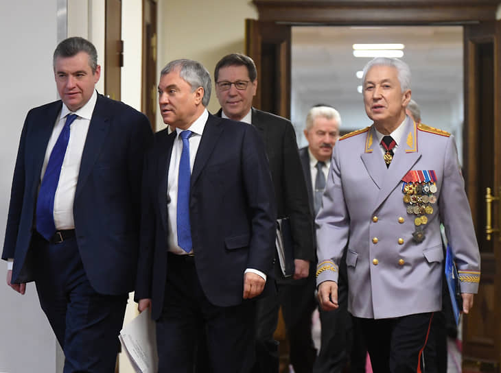 Слева направо: председатель ЛДПР Леонид Слуцкий, председатель ГД России Вячеслав Володин, первый зампредседателя Госдумы Александр Жуков и руководитель фракции «Единая Россия» в Госдуме Владимир Васильев  