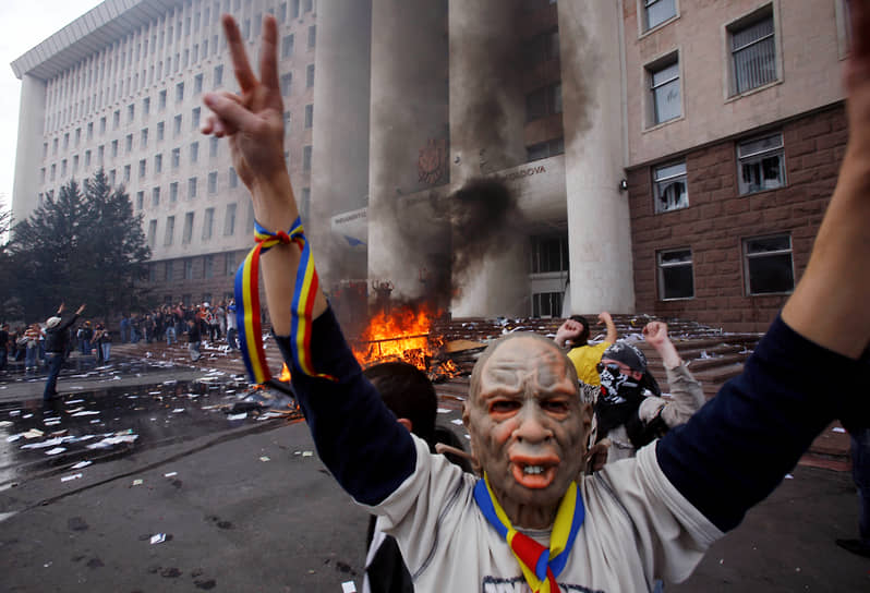 7 апреля 2009 года в столице Молдавии Кишиневе после президентских выборов начались протесты. Сторонники оппозиции захватили здание парламента и подожгли его. Пожар удалось потушить