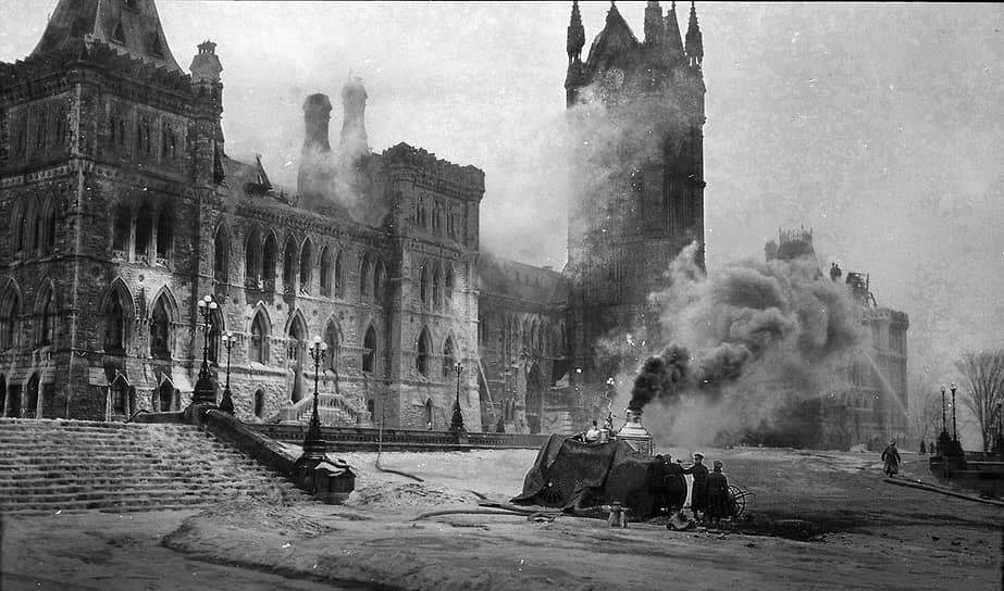 В ночь на 3 февраля 1916 года пожар полностью разрушил здание канадского парламента в Оттаве. Причина возгорания осталась неизвестна. Погибли семь человек