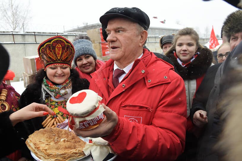 Лидер КПРФ Геннадий Зюганов на церемонии отправки гуманитарного конвоя в поддержку участвующих в военной спецоперации российских солдат с территории производственной площадки 19-А Совхоза имени Ленина, организованной ЦК КПРФ и Общероссийским штабом протестного движения