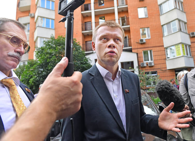 Депутаты Московской городской думы Михаил Тимонов (слева) и Евгений Ступин (в центре)  