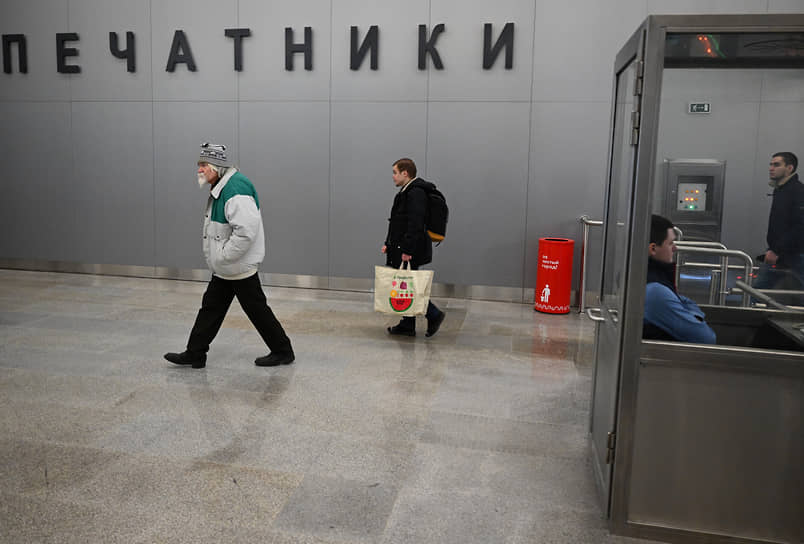 Пассажиры на станции «Печатники»