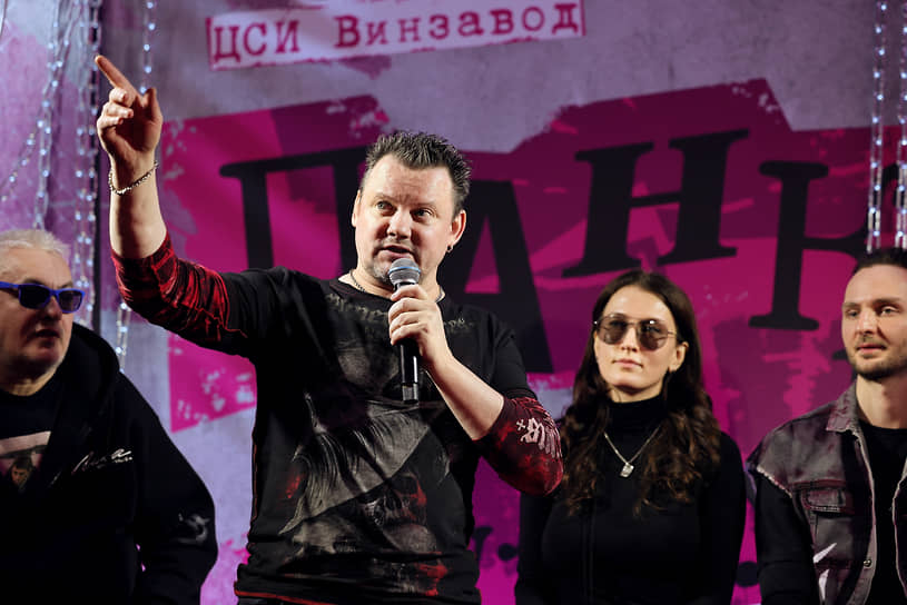 Бывший участник группы «Король и шут» и солист проекта «КняZz» Андрей Князев (второй слева), его супруга Агата Нигровская и музыкант Игорь «Панкер» Гудков (слева) на церемонии открытия выставки