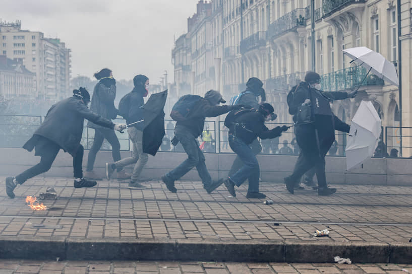 Полицейские задержали 26 протестующих за пронос на манифестации запрещенных предметов