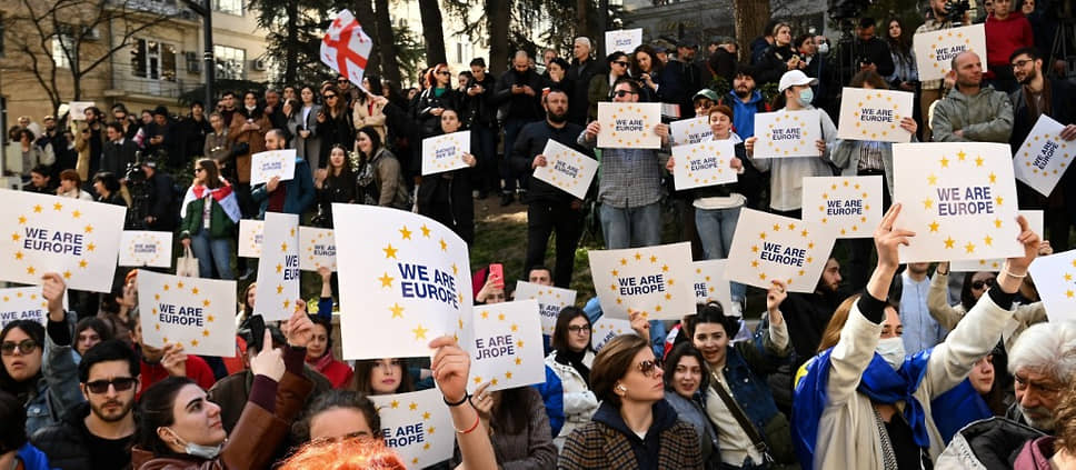 10 марта грузинские парламентарии прекратили рассмотрение двух законопроектов об иноагентах — «О регистрации иностранных агентов» и «О прозрачности иностранного влияния» На фото: митинг у здания парламента в Тбилиси 10 марта