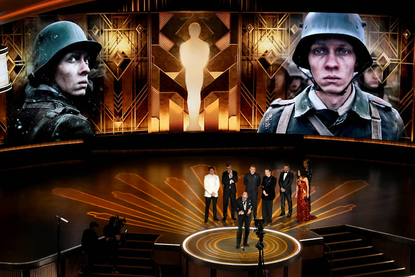 Военная драма «На западном фронте без перемен» режиссера Эдварда Бергера стала лучшим фильмом на иностранном языке. Для Бергера (на фото в центре) это первая номинация на «Оскар»  