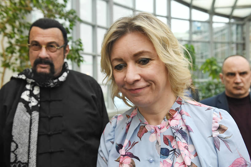 Актер Стивен Сигал (слева) заявил, что он на сто процентов русофил и на миллион процентов русский  На фото: директор Департамента информации и печати МИД России Мария Захарова 