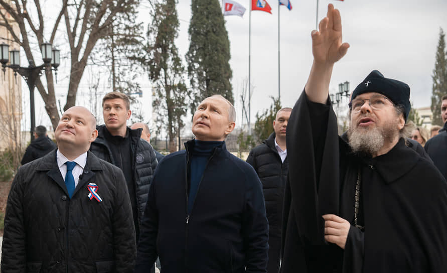 Слева направо: губернатор Михаил Развожаев, президент Владимир Путин и митрополит Тихон (Шевкунов) 