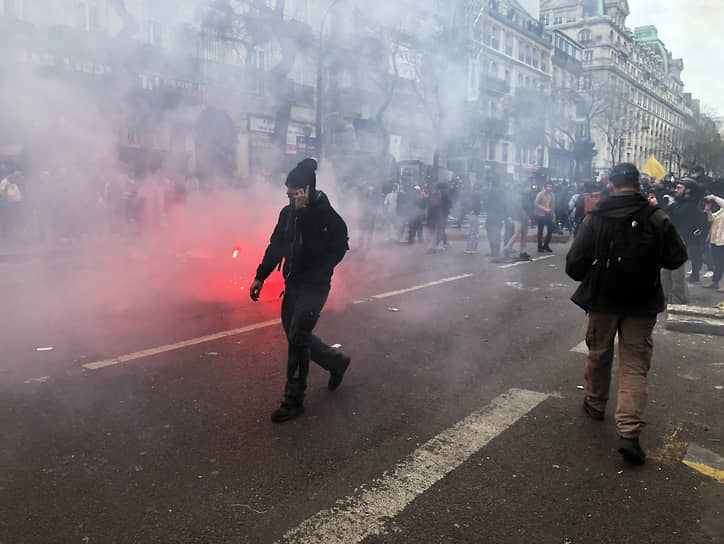 Протесты против пенсионной реформы в Париже