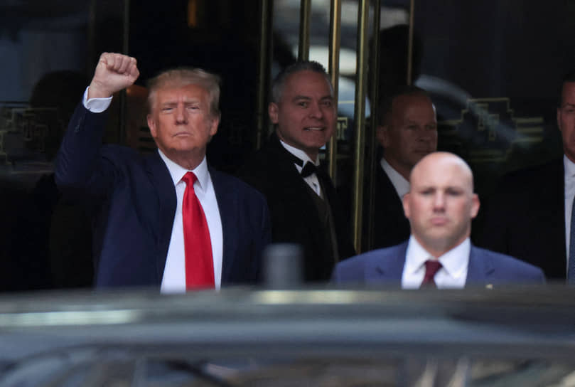 Бывший президент США Дональд Трамп (слева)