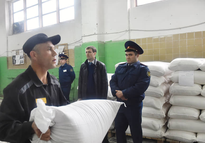 Осужденные во время работы в колонии 
