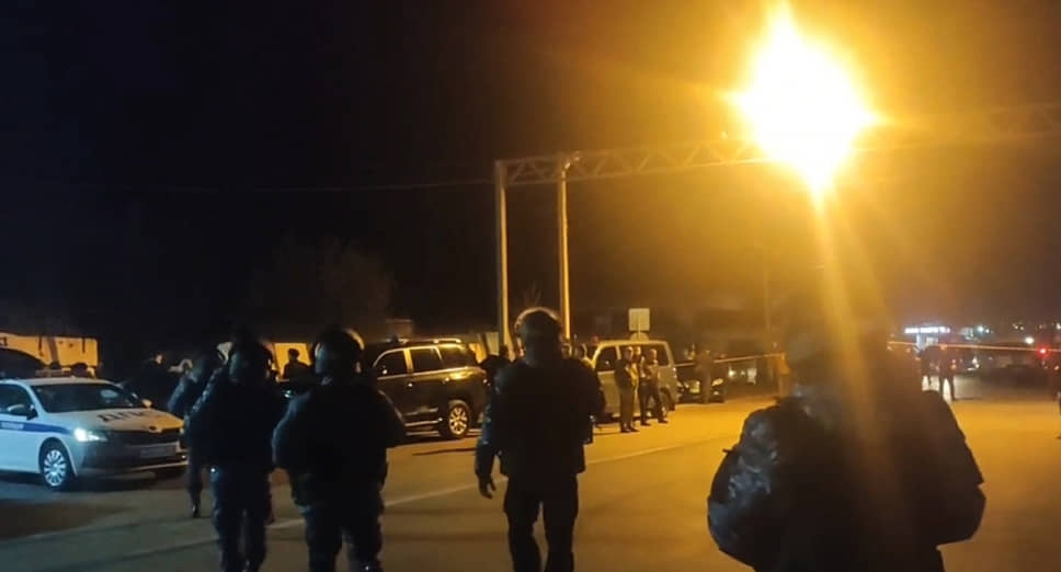 Полицейские у стационарного поста ДПС «Волга-14» в Ингушетии  